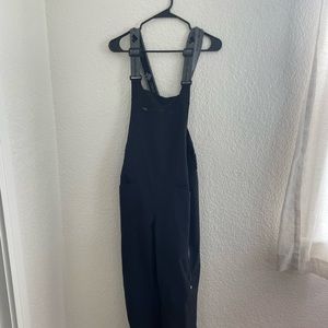 Obermeyer womans snow bib. Black. 8 short